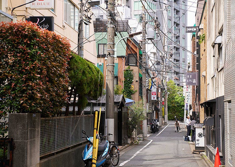 六本木の裏通りには、長く営業を続けている小さな商店が立ち並ぶ。