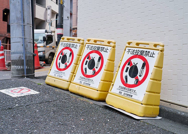 路邊設置禁止亂丟垃圾的告示牌，提醒當地社區居民或到訪六本木的人士。