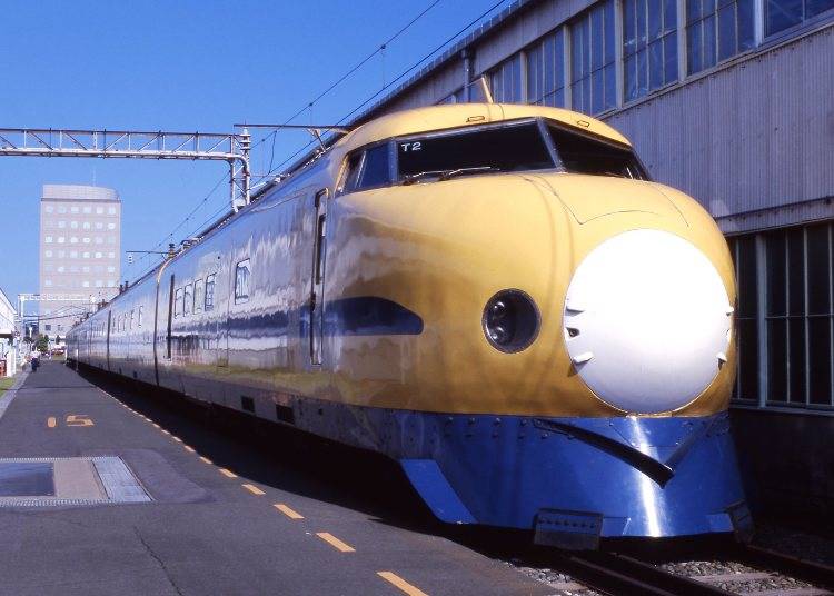 An early version of the "Doctor Yellow" Shinkansen (Series 0) (Photo: PIXTA)