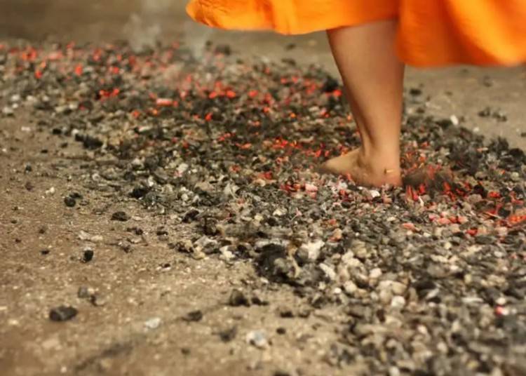 เทศกาลเดินบนไฟ ทาคาโอะซัง (ทาคาโอะ)