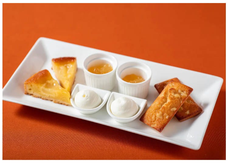 A tart made with Jonathan apples and financiers with walnuts and maple sugar. (Image: PR Times)