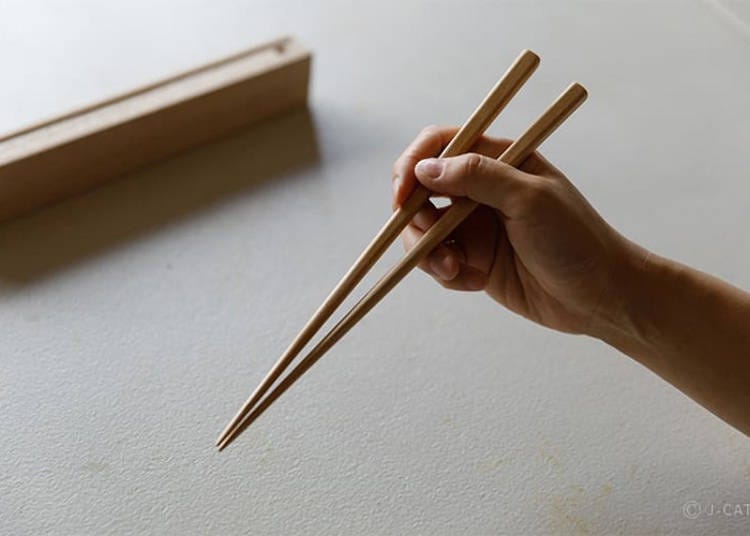 Craft your own traditional souvenirs that you can keep, like these handmade chopsticks (Photo: Wabunka)