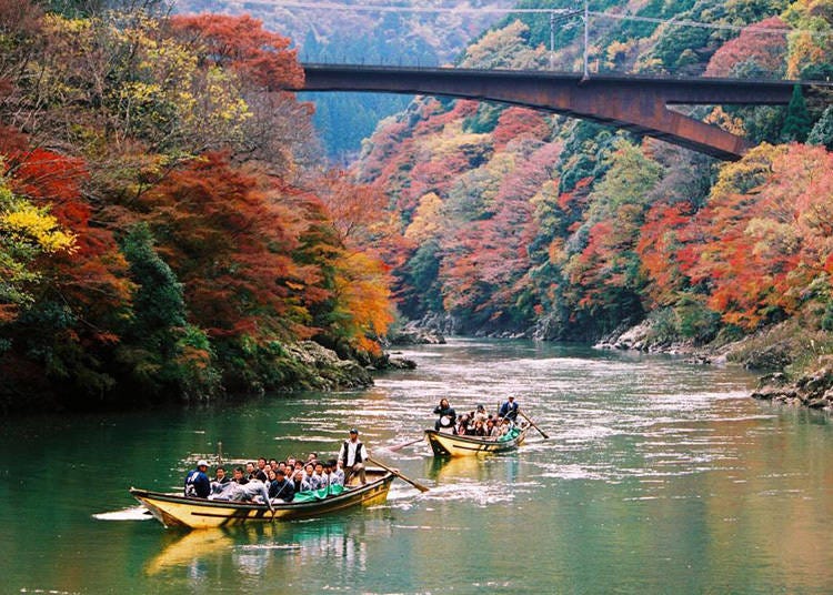 Two boats on Hozugawa River in Autumn (Image: KKday)