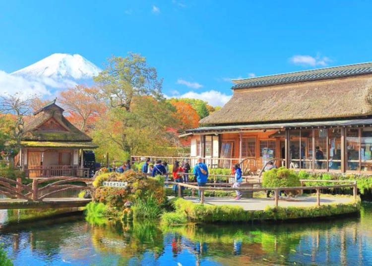 Gunung Fuji di sebalik rumah beratap jerami di Oshino Hakkai (Imej: KKday)