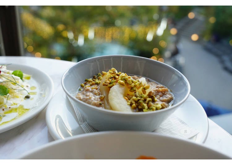 (Vegan, gluten-free) four grain hojicha porridge, ginger poached pears and pistachio 1,500 yen