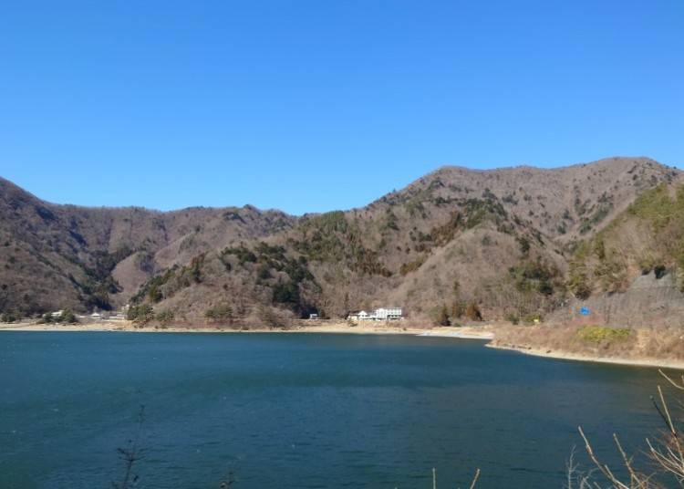 Shoji Lake Hotel (center)