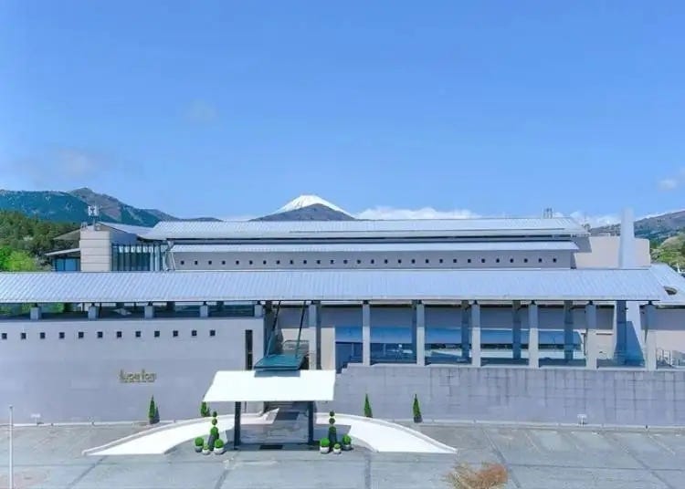 Hakone Hotel: A Historic Hot Spring Resort with Stunning Views of Mount Fuji and Lake Ashinoko
