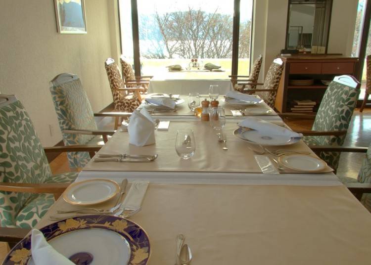 Enjoy an Elegant Breakfast with a View of Lake Ashi