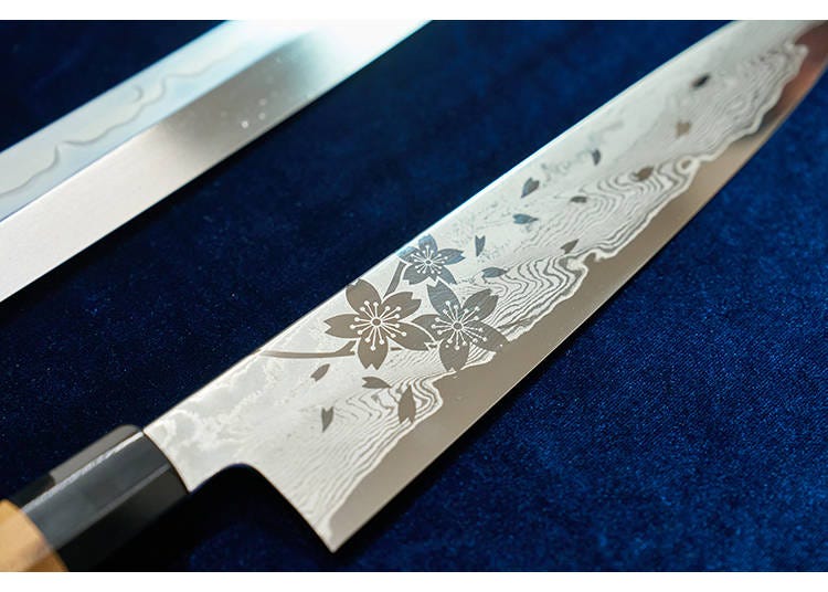 An ornamental floral pattern on a Kamata Hakensha knife.