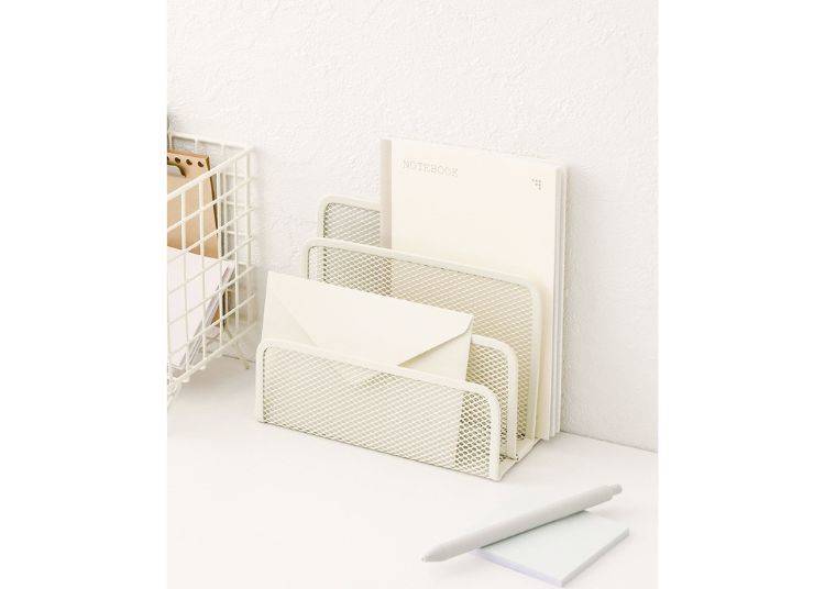 Mesh Stand (Image courtesy of 3COINS)