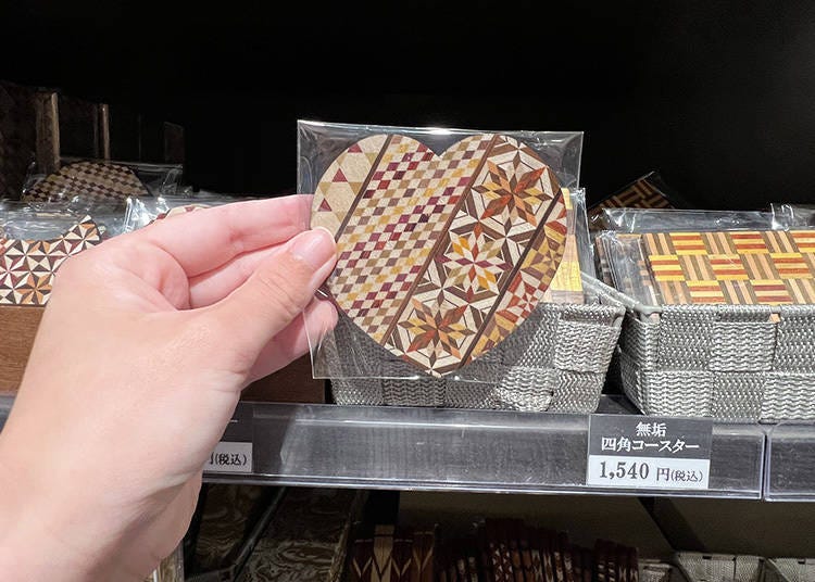 Heart-shaped veneered wood coaster (930 yen), Square-shared solid wood coaster (1,540 yen)