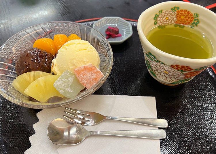 Anmitsu with Vanilla icecream set with hot green tea & pickles (900 yen)