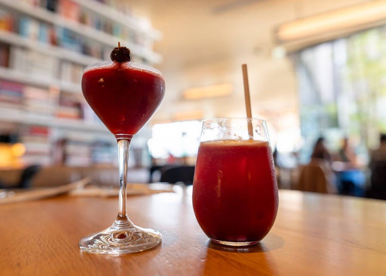 Left: “cherry and hibiscus daiquiri” (1,300 yen); Right: “cherry shrub soda” (900 yen)