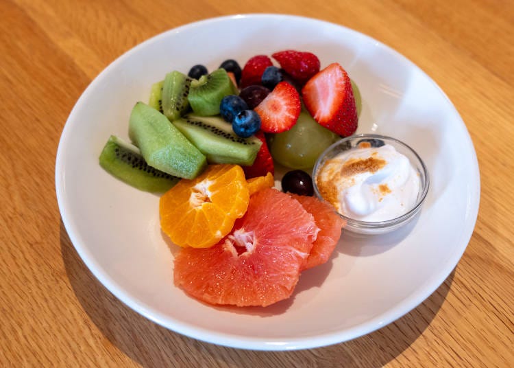 “winter fruit bowl” with coconut yogurt (1,500 yen)