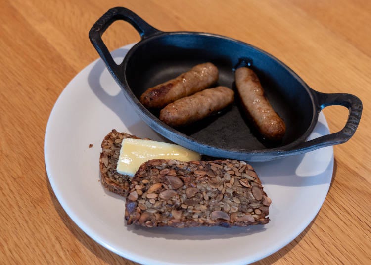 Top: “pork and fennel sausage” (600 yen); bottom: “paleo bread” (