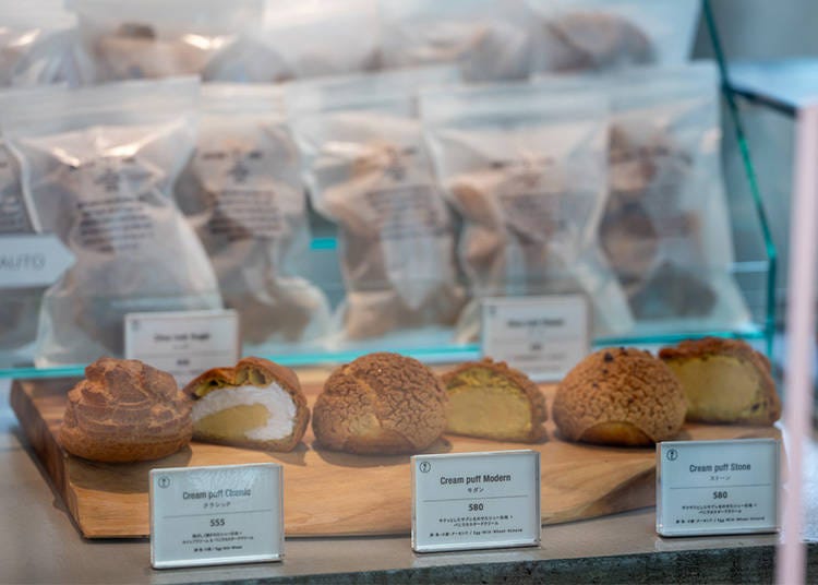 From the left: Cream puff Classic (555 yen), Cream puff Modern (580 yen), Cream puff Stone (580 yen)