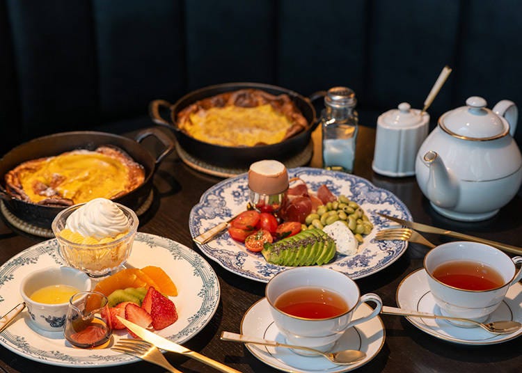 From the left: German Pancakes with fresh fruit and custard cream (2,500 yen), German Pancakes with prosciutto (raw ham) and Chivret cream (2,300 yen)