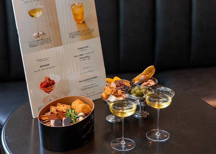 Original cocktails and side dishes are served at night