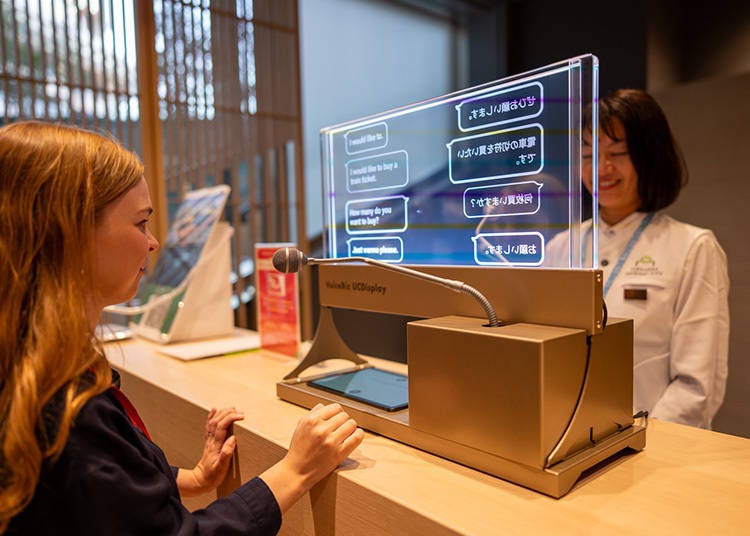 This machine directly translates and displays the conversation with you and the Japanese staff
