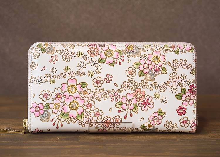 Ideal for daily use, this piece features an intricate cherry blossom design - a perfect keepsake from Japan.