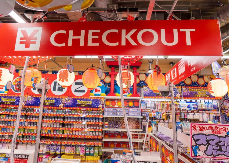 ▲ Checkout counters are conveniently located right near the elevator and stairs.
