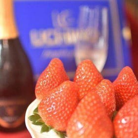 Strawberry Picking and Snow experience at Mt. Fuji ski resort VIP 
Image sourse：Viator