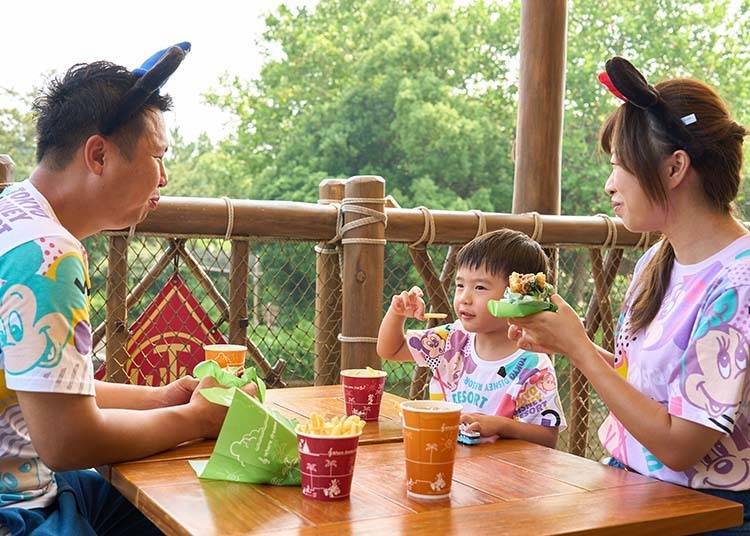 We recommend eating at the Tokyo Disneyland dining spot, Camp Woodchuck Kitchen, while watching the Mark Twain Riverboat sail past