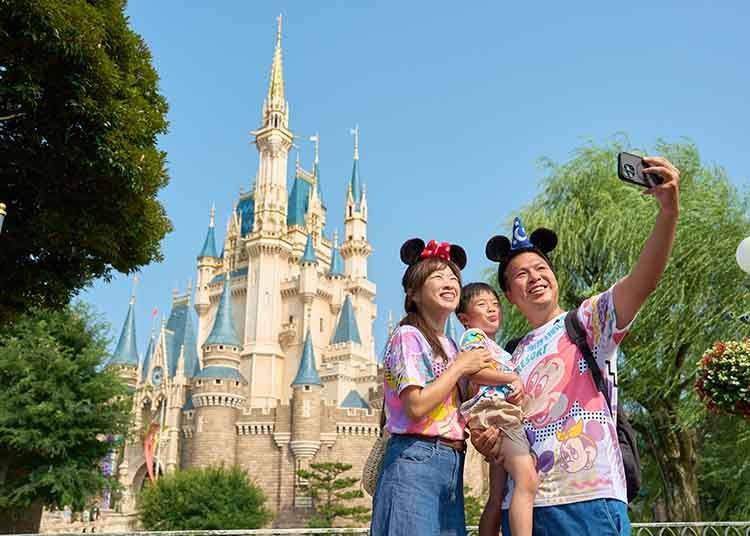 Pertama, berfoto bersama keluarga dengan latar belakang Cinderella Castle!