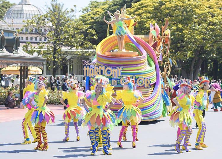 Parade seru "Disney Harmony in Color"