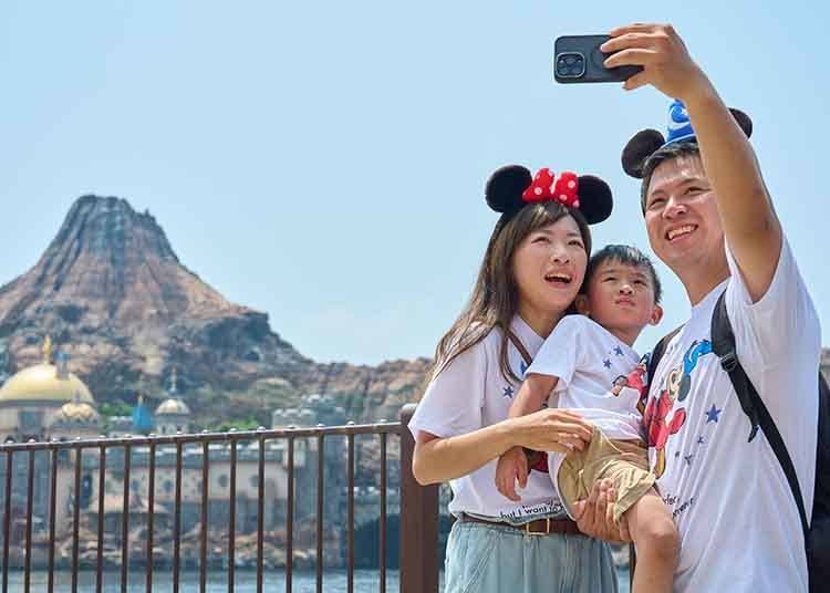 到達東京迪士尼海洋，就先以經典的普羅米修斯火山和地中海港灣場景為背景拍張家族合照吧！