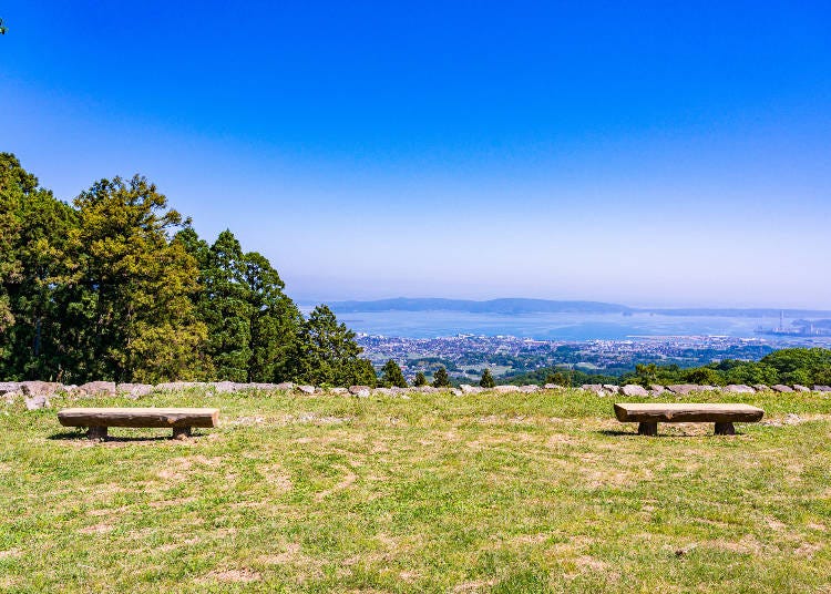 View of the sea from the Nanao Castle Ruins – Honmaru (Main Bailey) Square. (Photo: PIXTA)