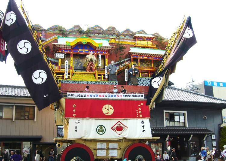 Photo of a giant Seihakusai Dekayama Float (Photo: PIXTA)
