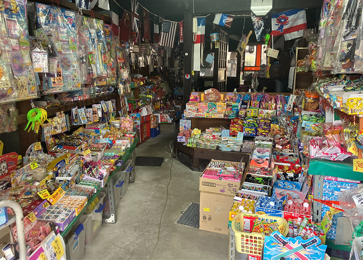城下町の路地に店を構える岡本一銭屋。リーズナブルな価格設定の日本の駄菓子がたくさん。食べ歩きするのも楽しみ。※ごみのポイ捨てはマナー違反です