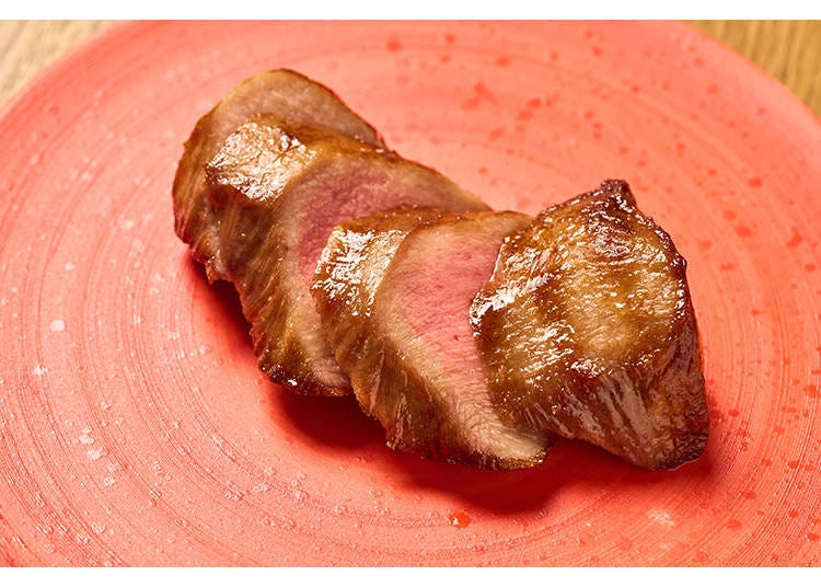 「お肉屋けいすけ三男坊」名物の「厚切り牛タン」（2,300円）