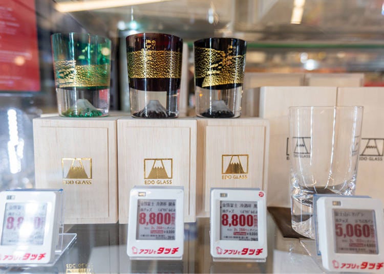 不只是買酒:精緻酒具與獨一無二的「千社札」客製紀念品