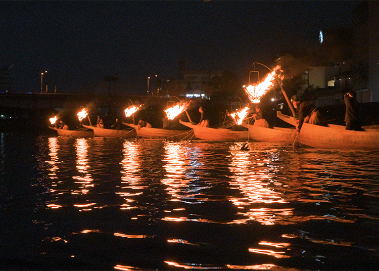 So-garami: Fishermen on cormorant boats lined up in a row