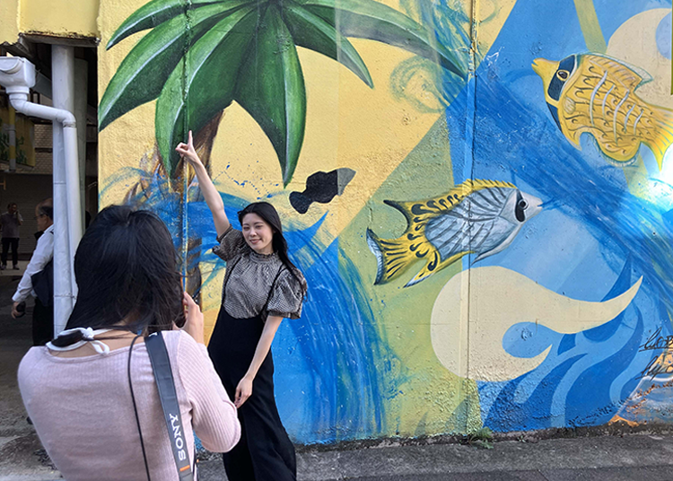 The Toiyamachi wall art is located about a 5-minute walk from JR Gifu Station.