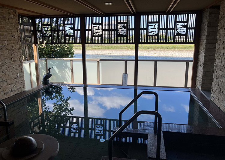 Enjoy a bath in a hot spring while admiring the Nagara River