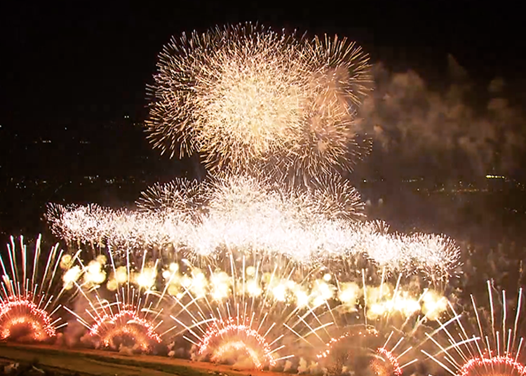 毎年8月に行われる「ぎふ長良川花火大会」の様子
