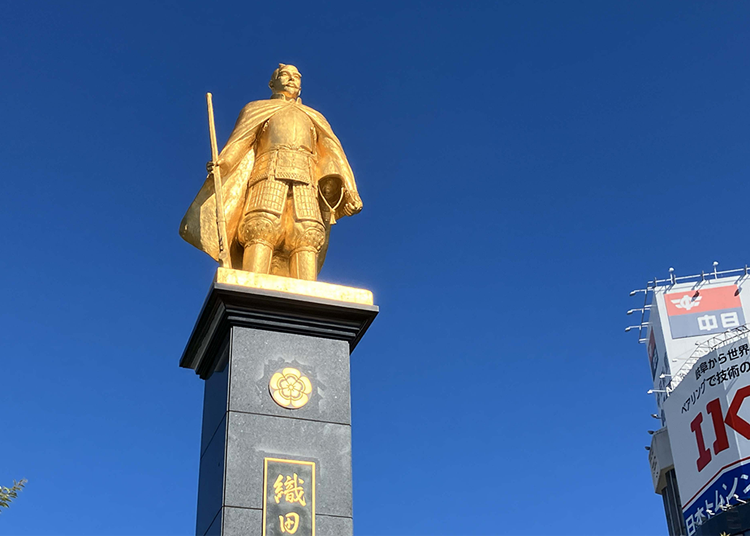 巍然耸立在JR岐阜站前的黄金织田信长雕像