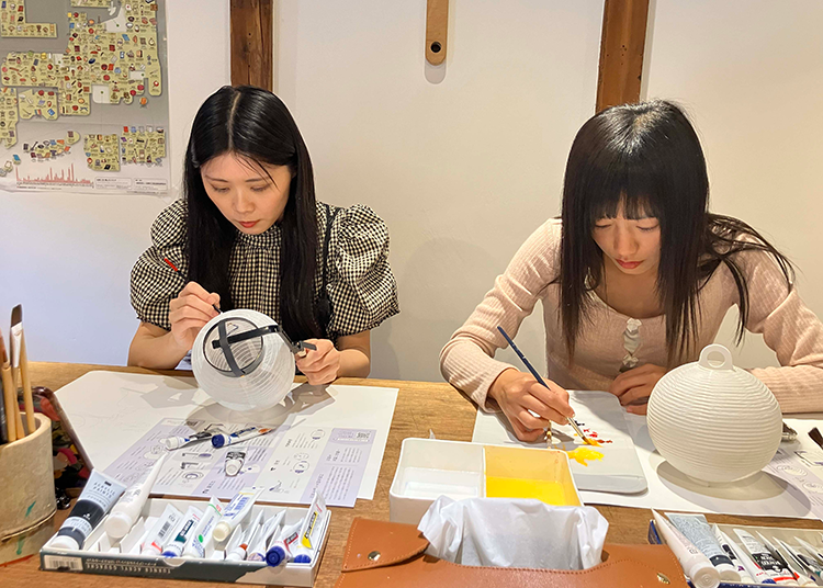 在川原町,岐阜的傳統文化體驗也很受歡迎。照片是在「長良川手工藝町家CASA」體驗岐阜燈籠彩繪。