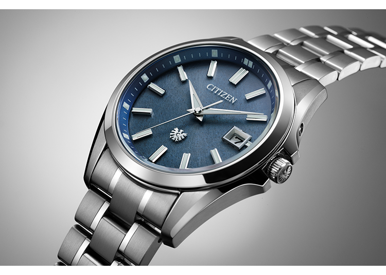 The CITIZEN รุ่นหน้าปัดกระดาษวาชิย้อมคราม รหัสสินค้า AQ4091-56M ราคา 400,000 เยน (ไม่รวมภาษี)