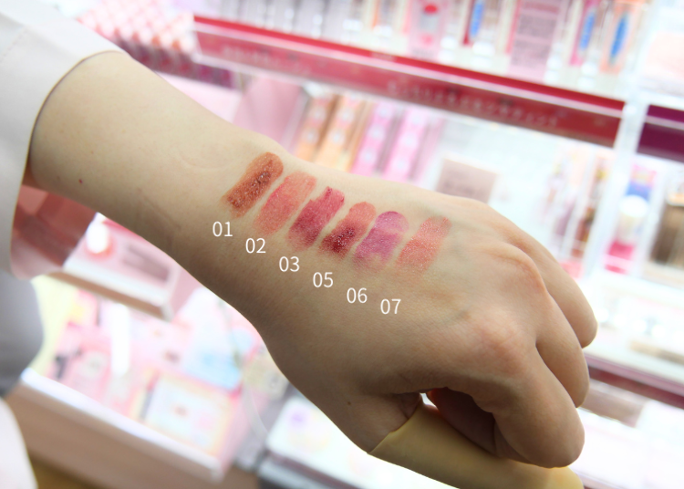 ティッシュオフ後も01〜07が鮮明！食事でも落ちない持続力と、クレンジングでの落としやすさを両立。