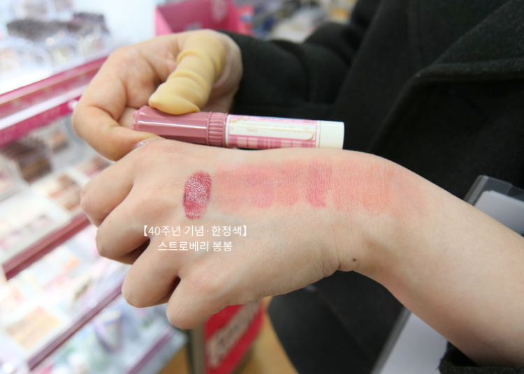 티슈로 닦아낸 후에도 01〜07이 선명!식사 후에도 지워지지 않는 지속력과 클렌징으로의 쉬운 제거력을 동시에 실현.