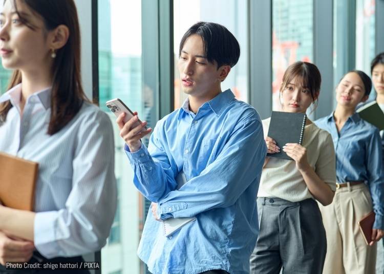 Japan Etiquette Rule #3: Back It Up! Why Personal Space Matters in Japanese Lines