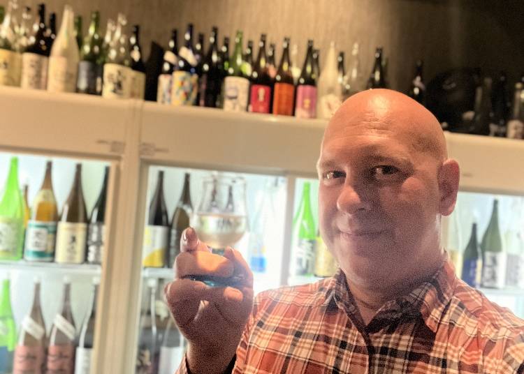The author, enjoying a sip at a Tokyo sake bar. (Photo: Timothy Sullivan/LIVE JAPAN)