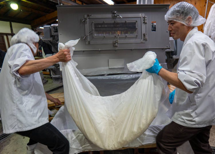 Steamed rice being prepped for the koji room (Photo: Timothy Sullivan/LIVE JAPAN)