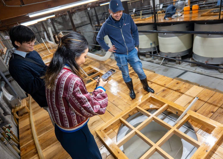 Peering into the fermentation tanks (Photo: Timothy Sullivan/LIVE JAPAN)