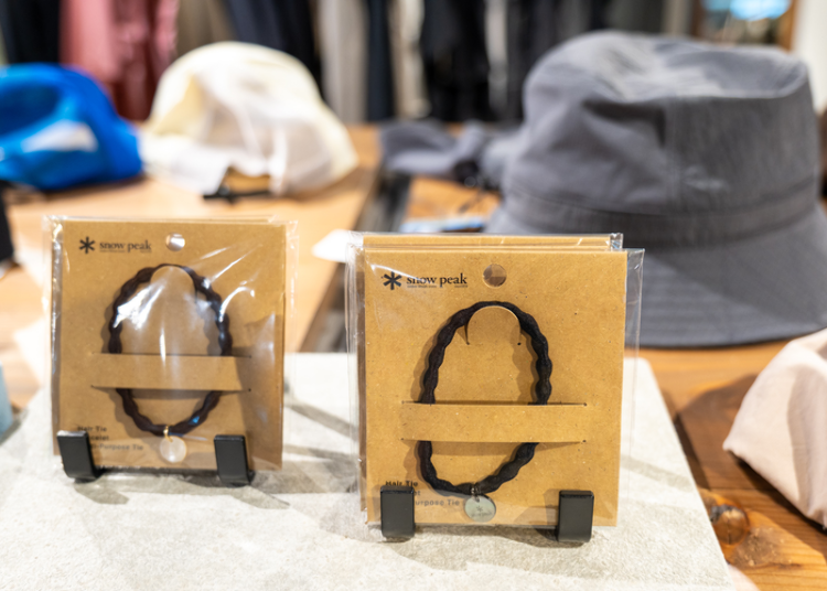 Pengikat Rambut Berhias Logo (Foto: Timothy Sullivan/LIVE JAPAN)