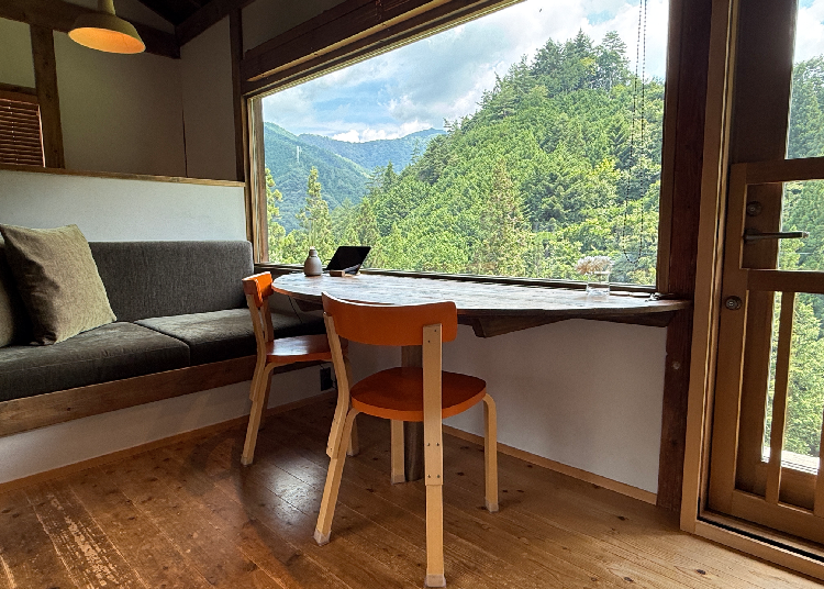 Living room in KONAGATA 2 (Photo: Alice, LIVE JAPAN)